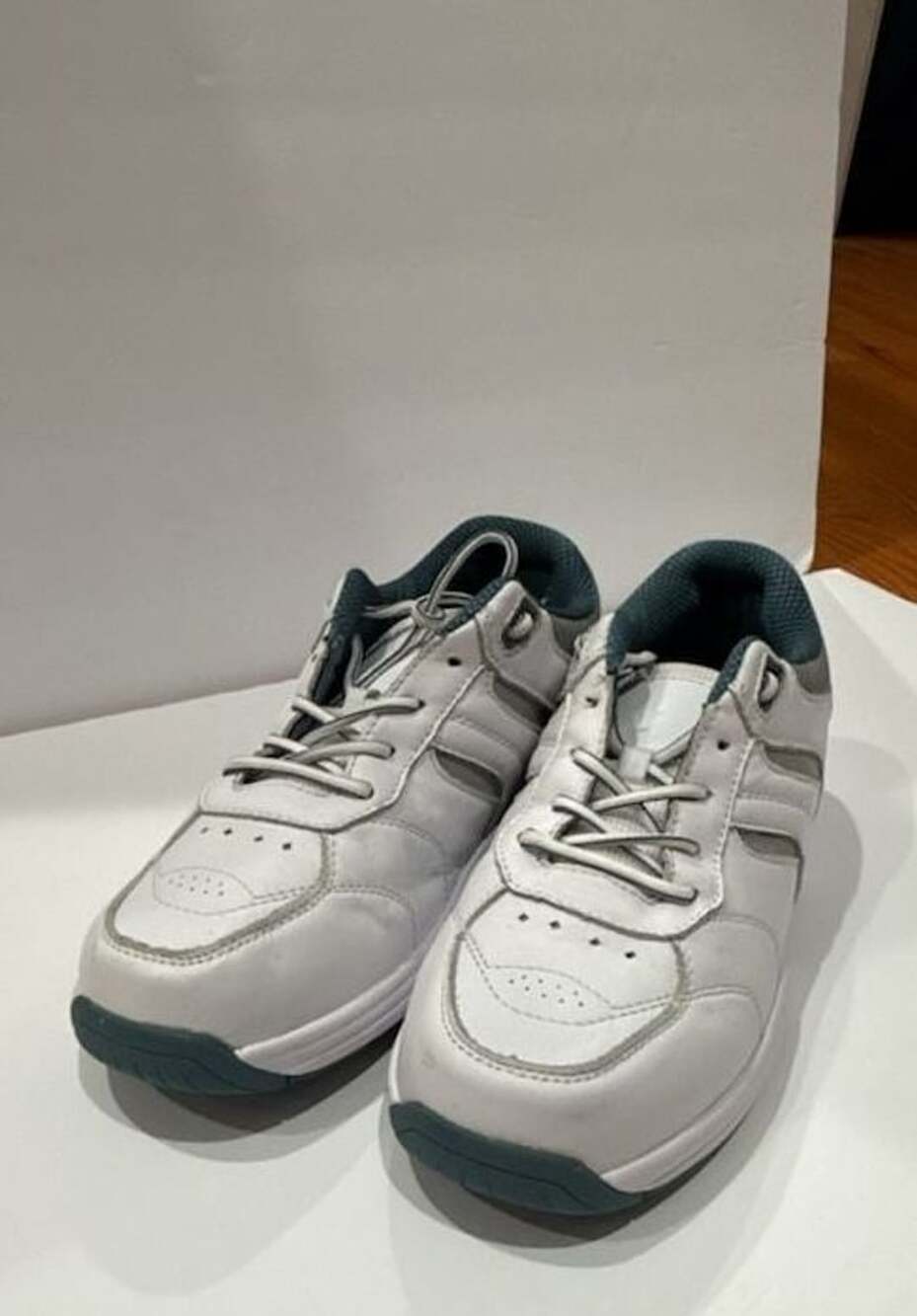 Orthofeet Pacific Palisades Men's White Athletic Sneakers Size 9 wide 2E